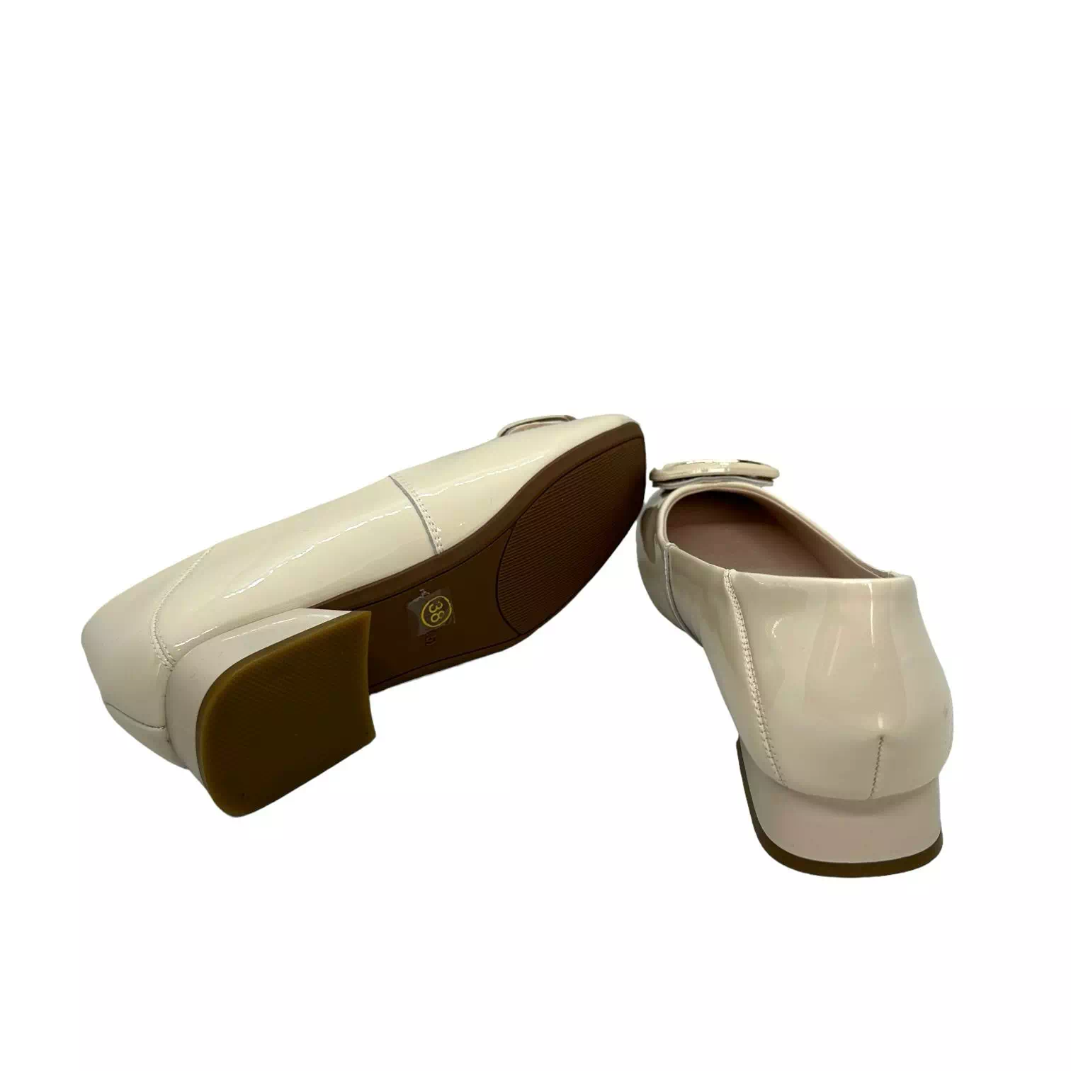 Pantofi bej din lac cu accesoriu