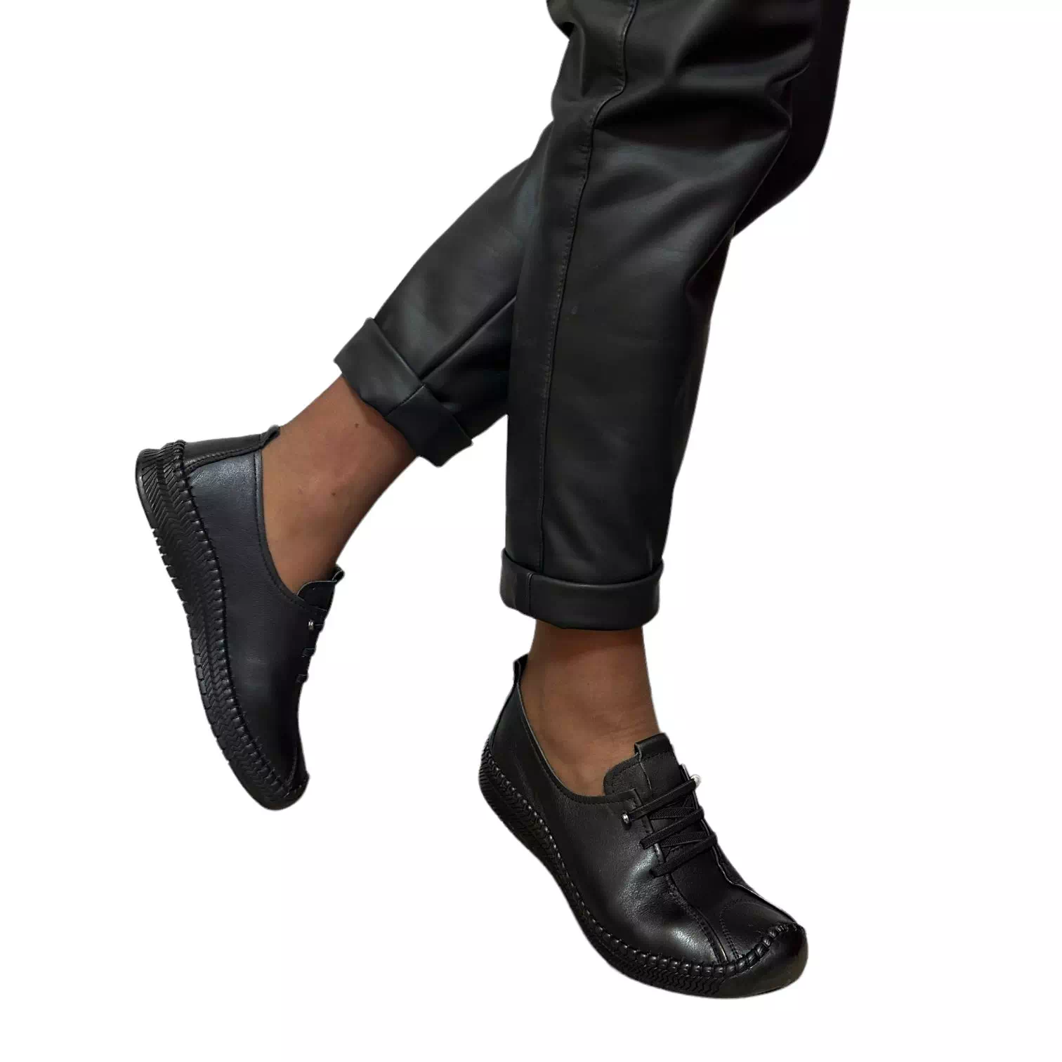 Pantofi negri cu talpa si cusatura