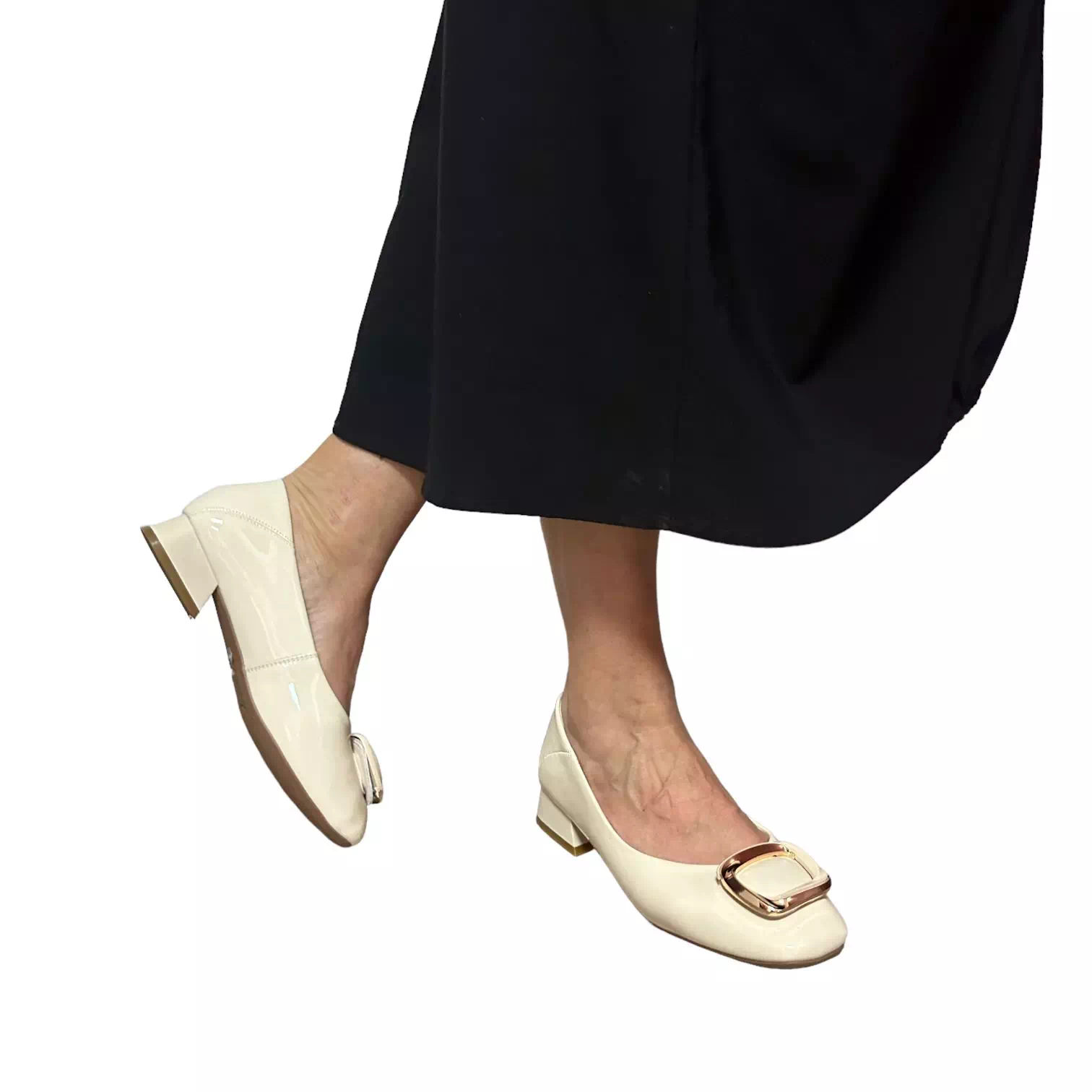 Pantofi bej din lac cu accesoriu