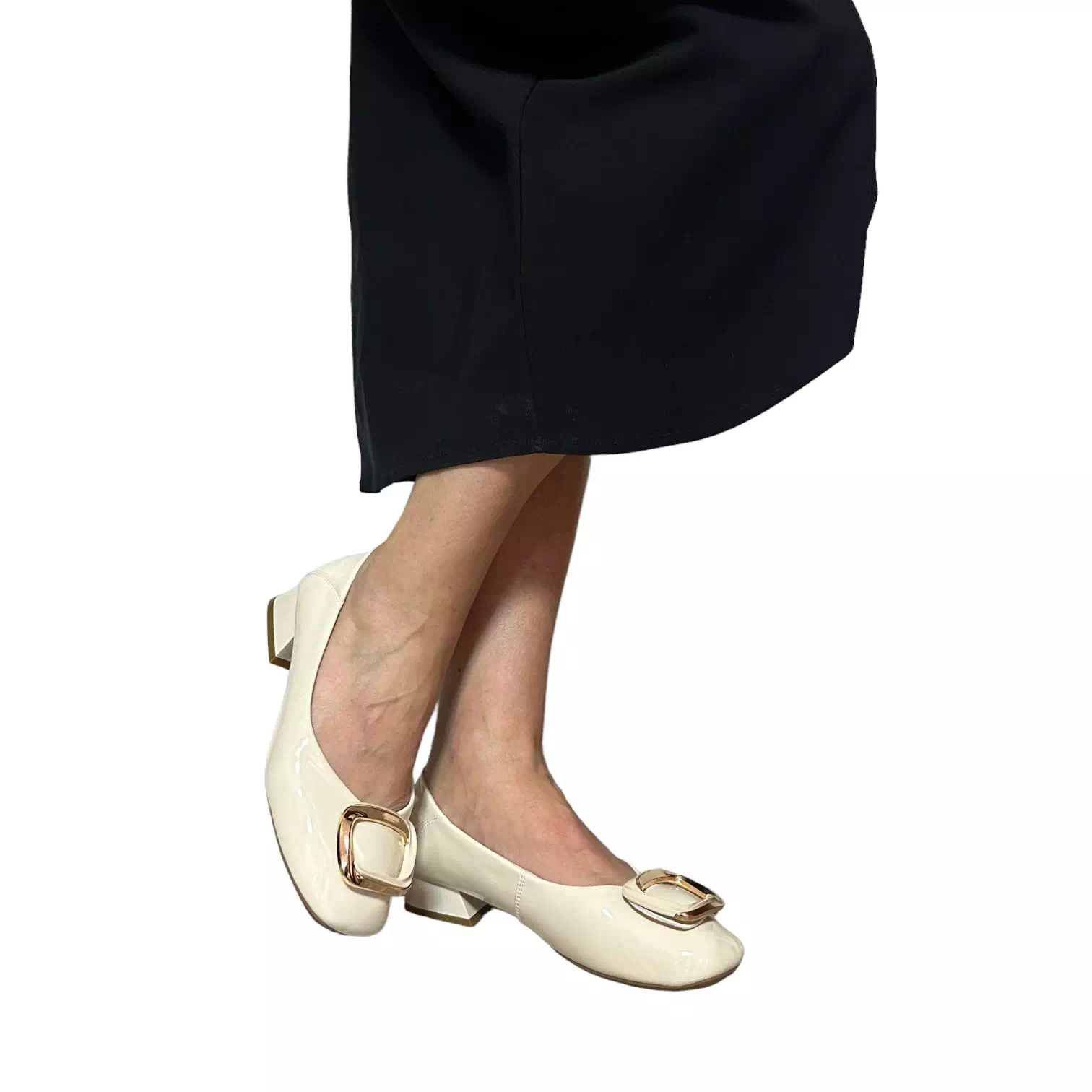 Pantofi bej din lac cu accesoriu