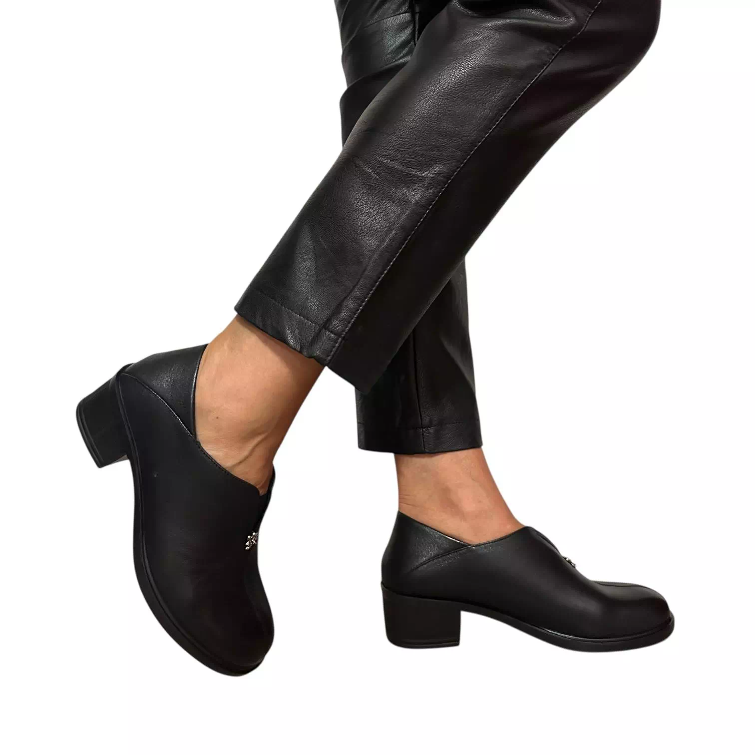 Pantofi negri slip in cu detaliu