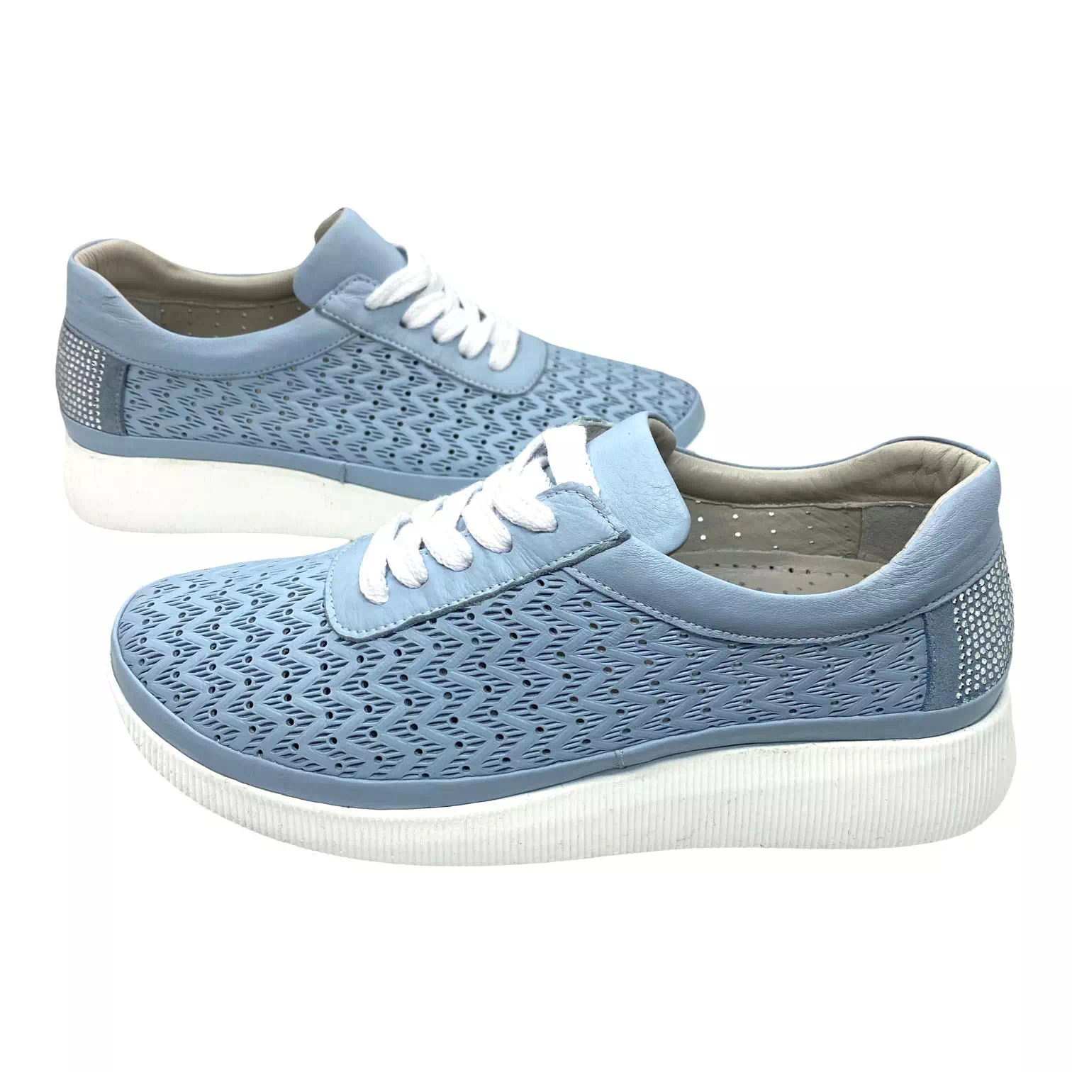 Pantofi albastri cu perforatii cu model