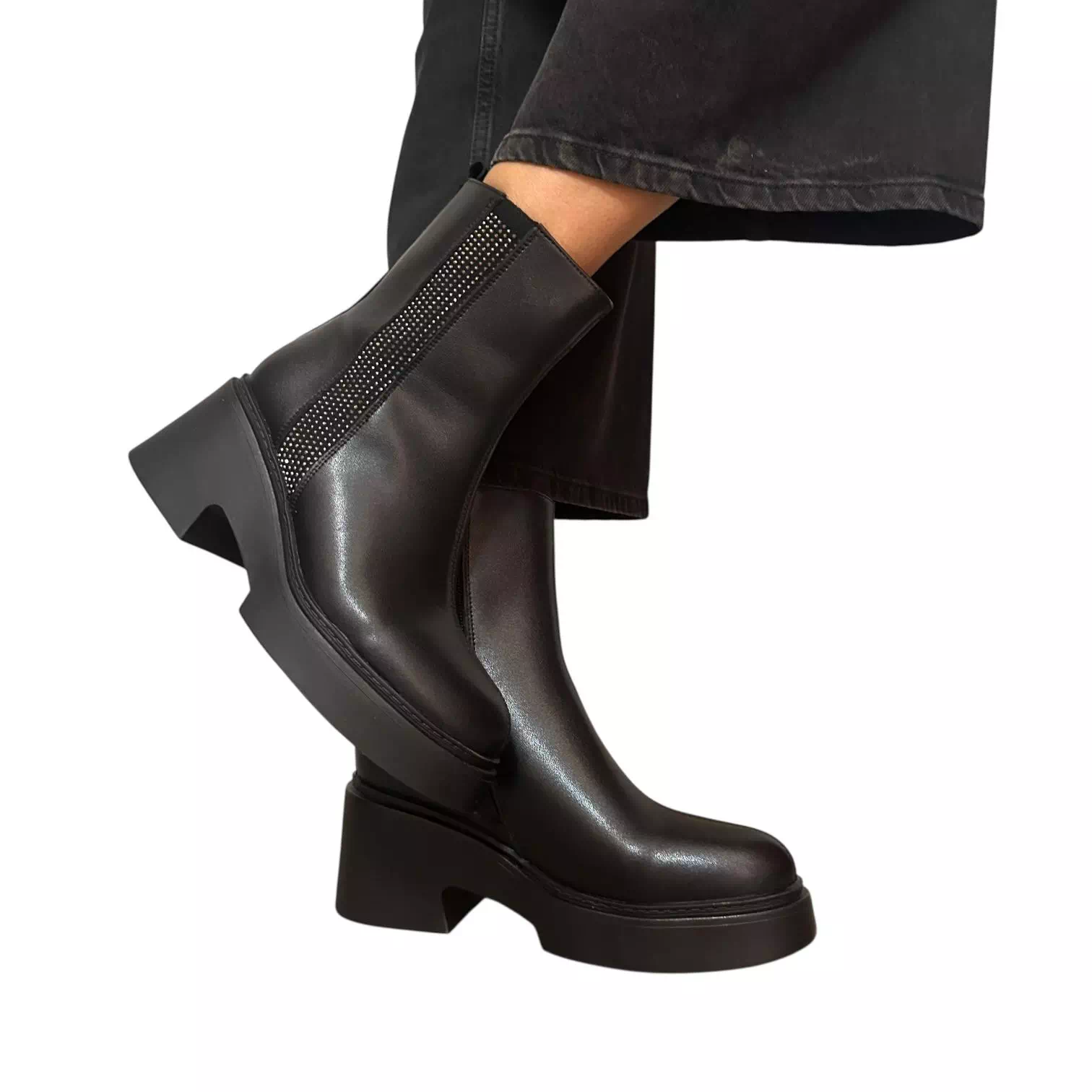 Ghete negre cu pietricele