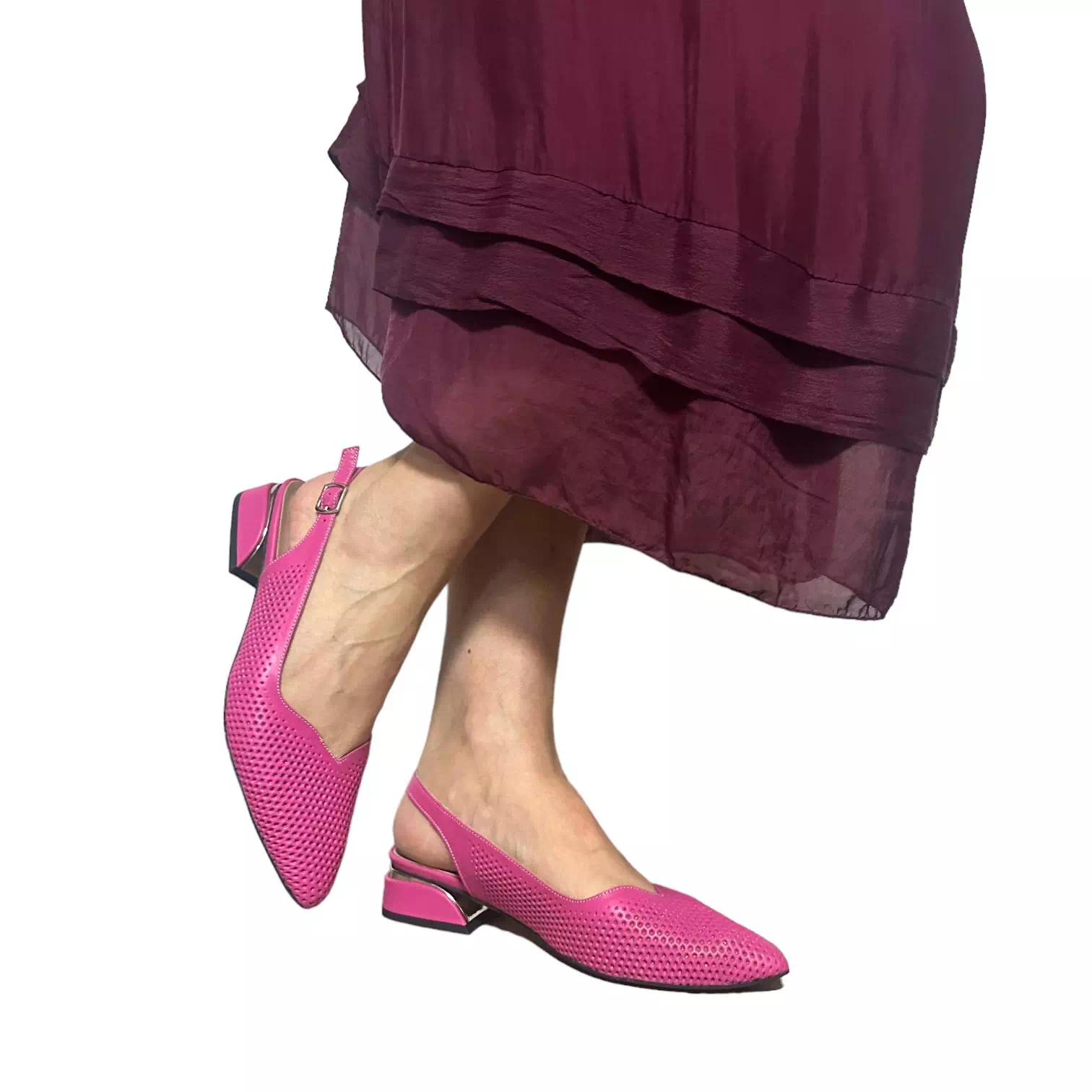 Pantofi decupati roz cu perforatii