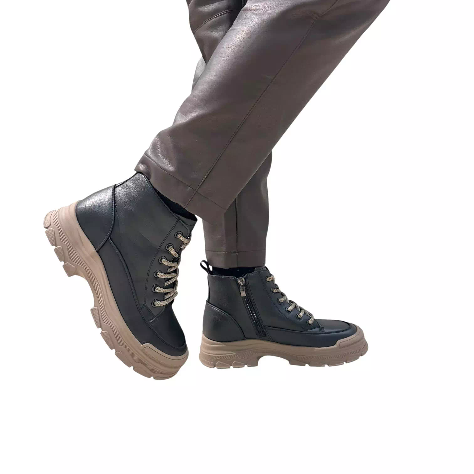 Ghete negre cu talpa flexibila bej