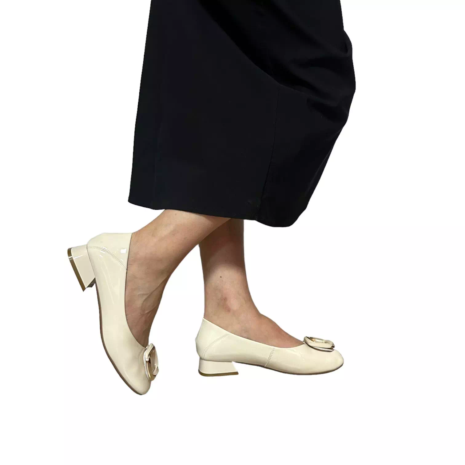 Pantofi bej din lac cu accesoriu