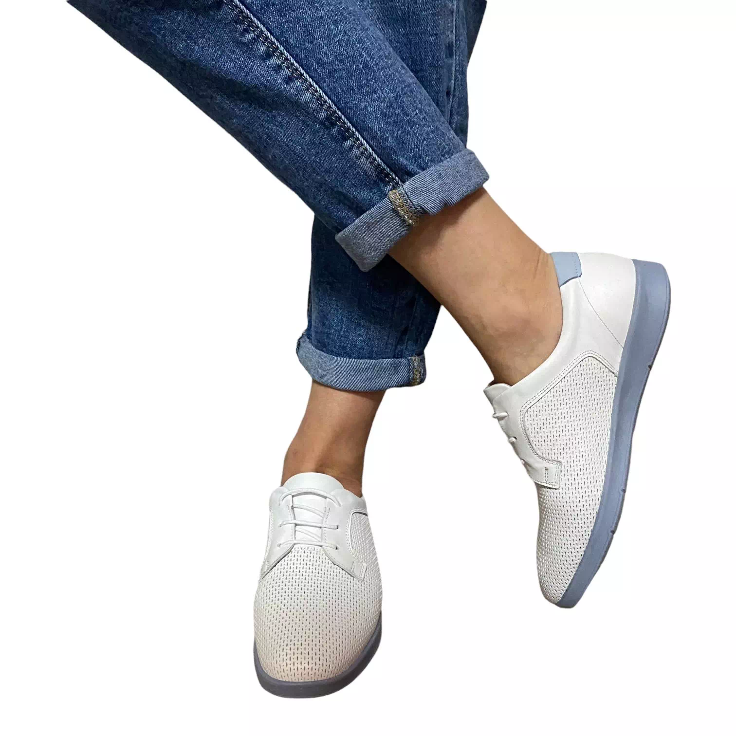 Pantofi albi cu perforatii si detalii albastre