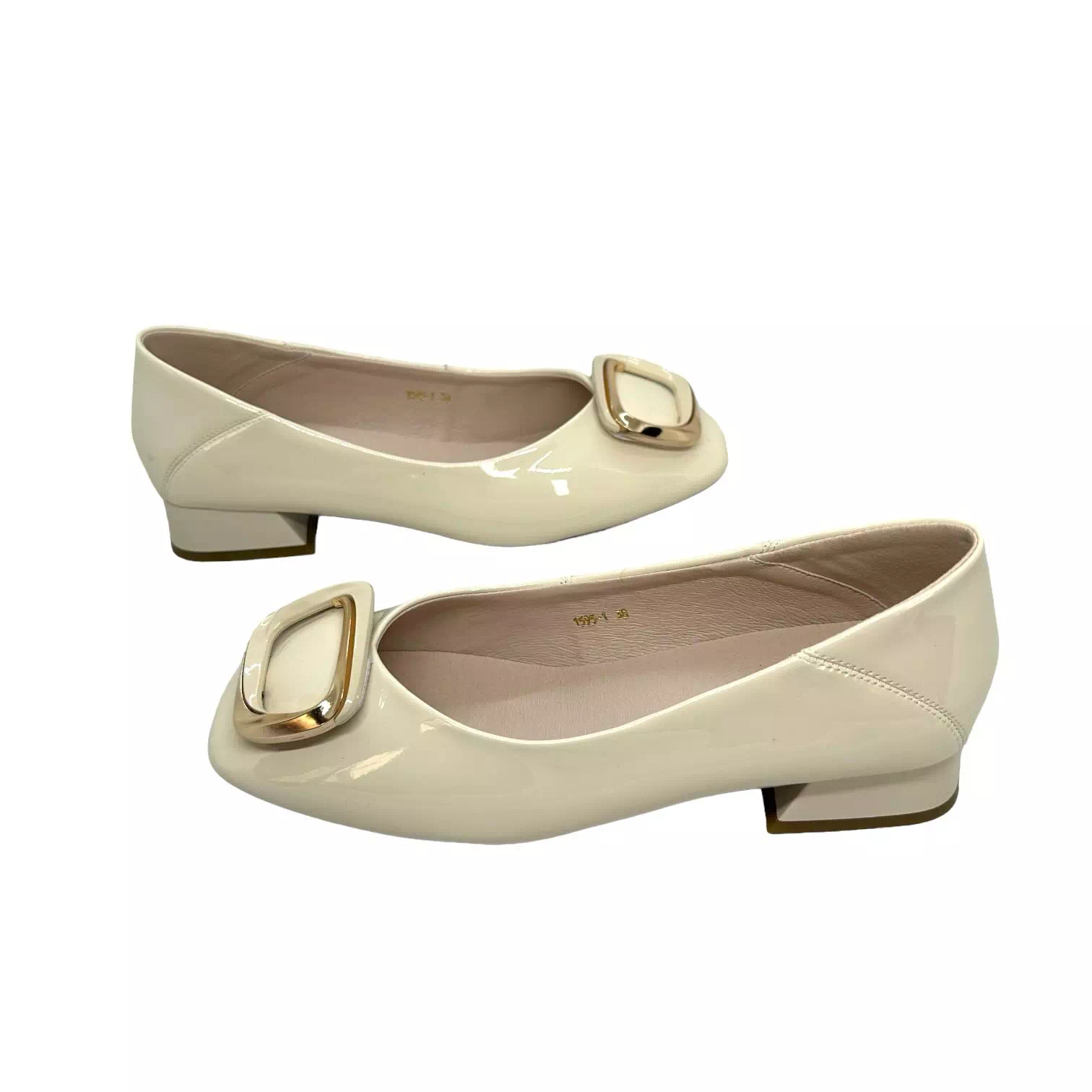 Pantofi bej din lac cu accesoriu