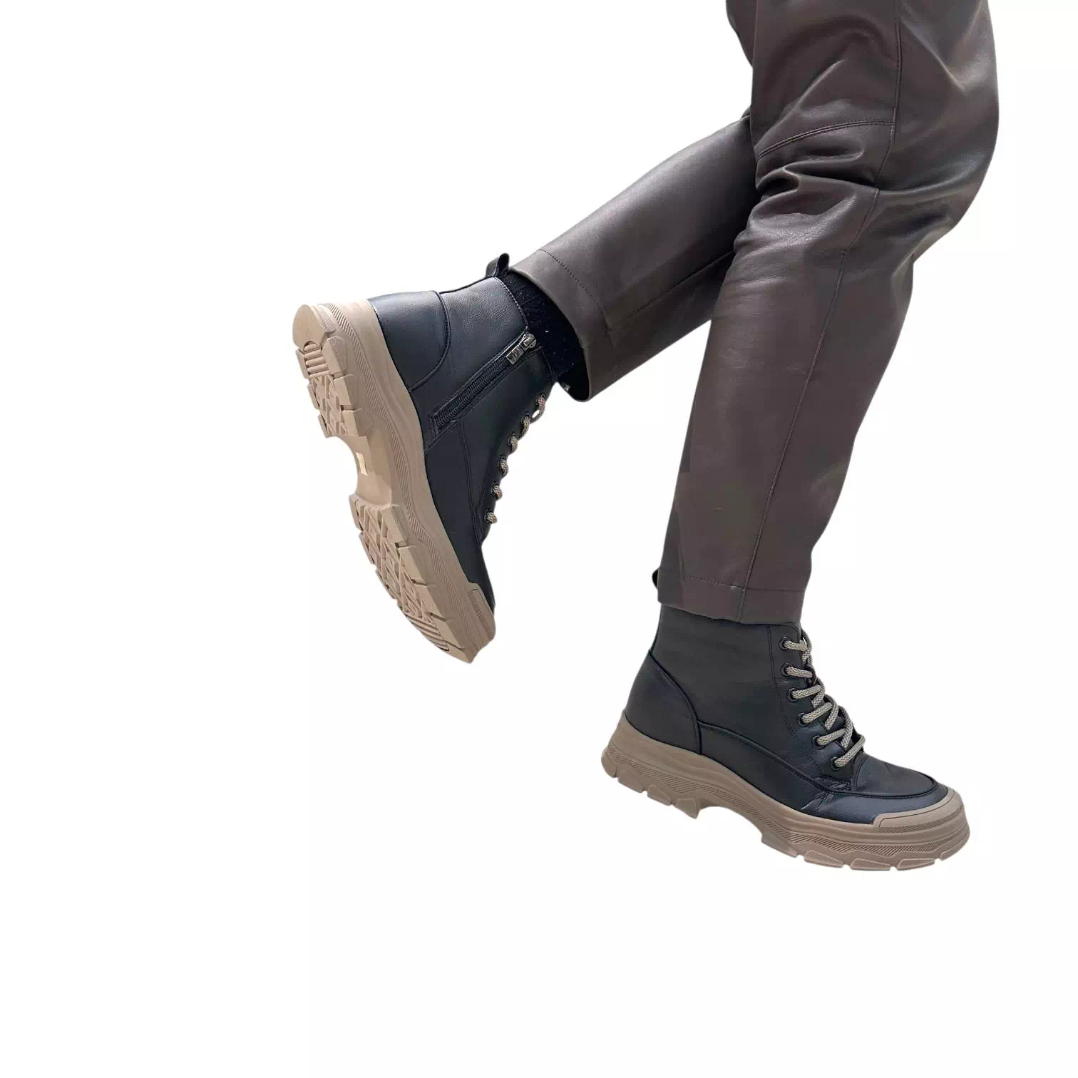 Ghete negre cu talpa flexibila bej