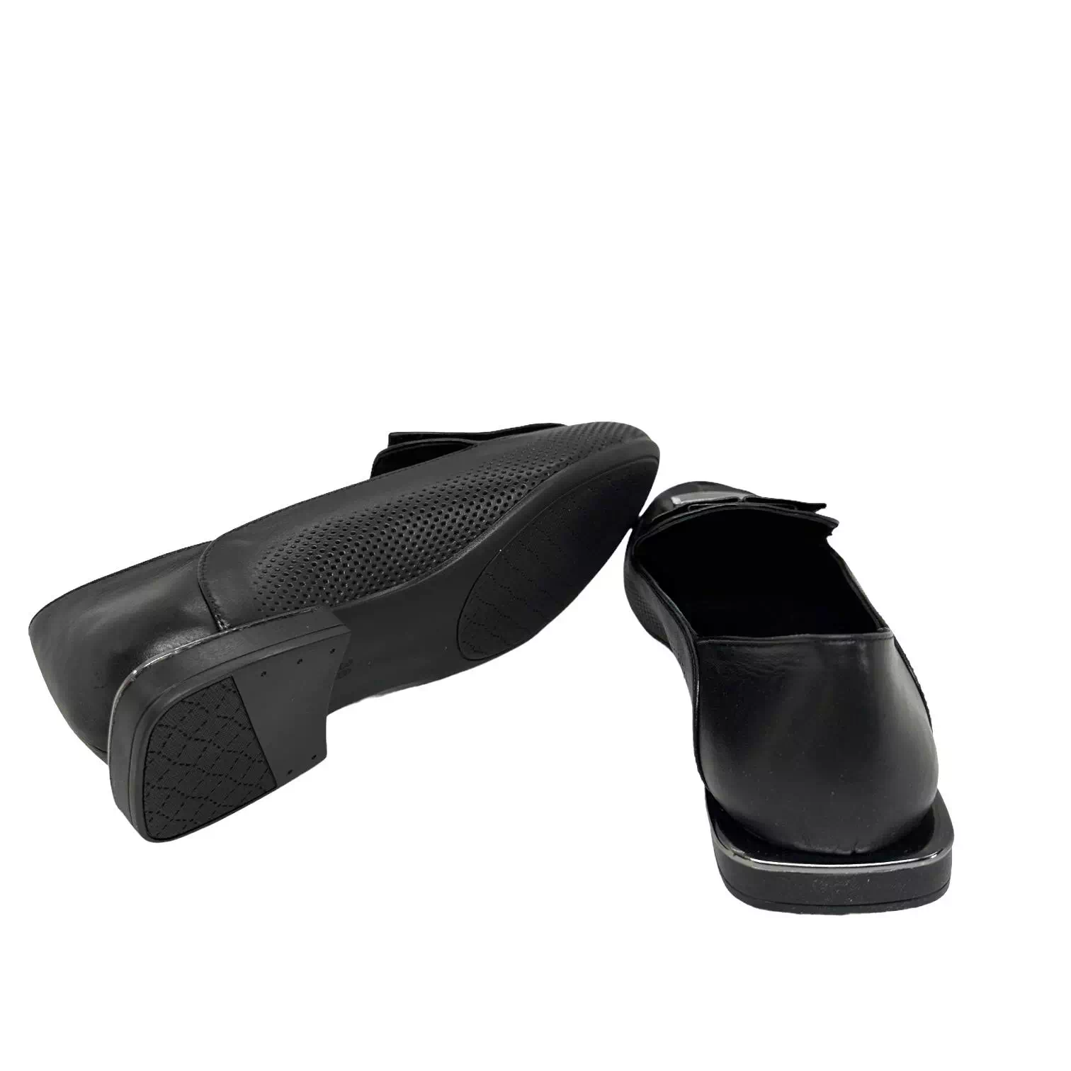 Pantofi negri cu accesoriu si perforatii
