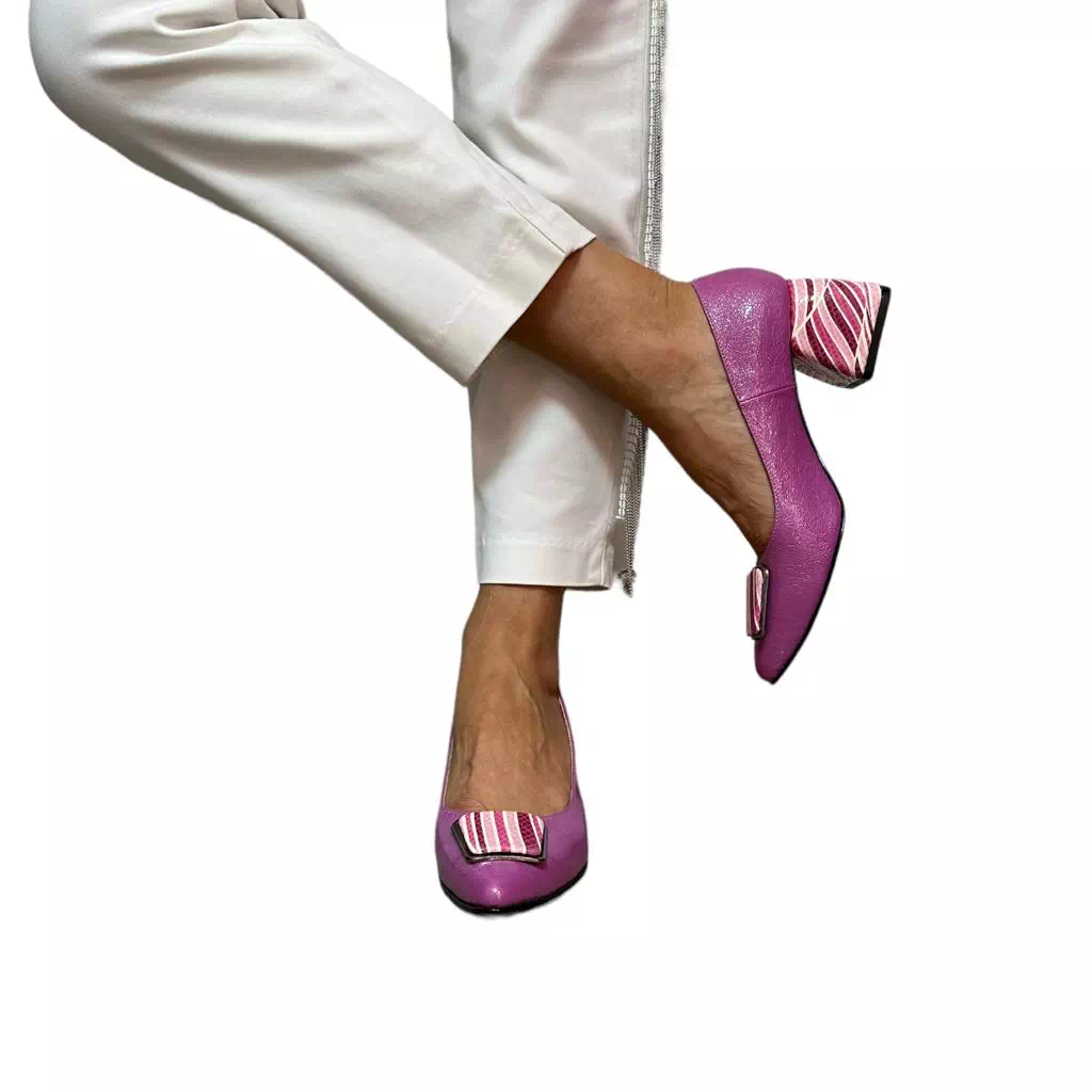 Pantofi Raxela mov cu toc si accesoriu cu model colorat