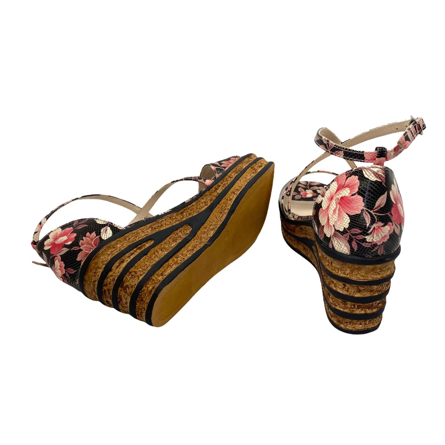 Sandale negre cu model floral si platforma