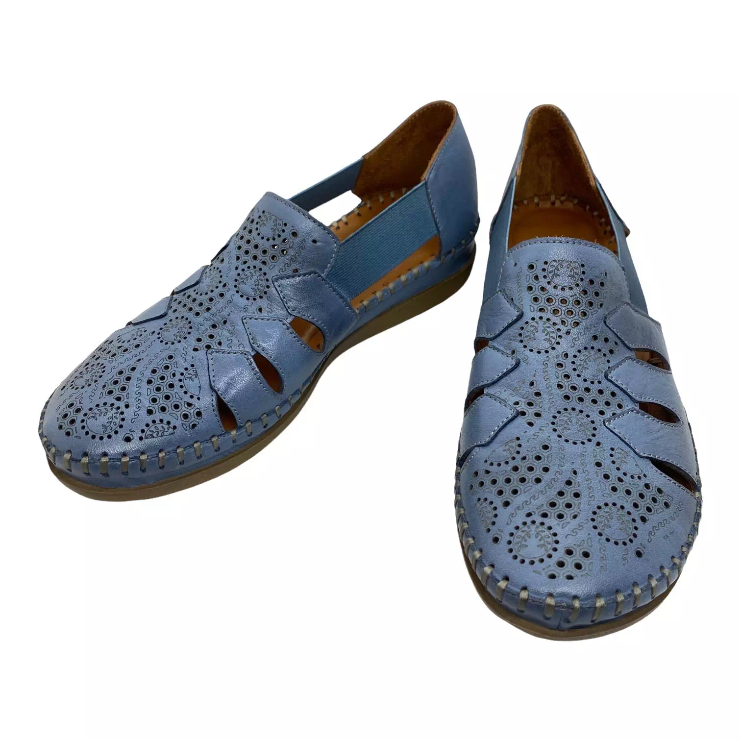Pantofi decupati albastri cu perforatii cu model