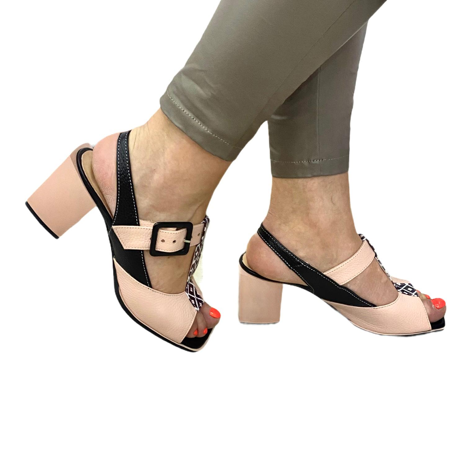 Sandale pudra cu detalii negre si model