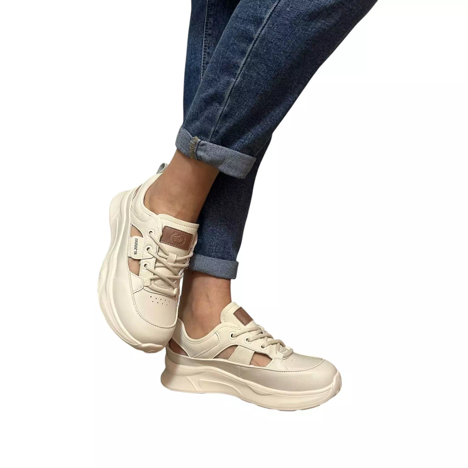 Pantofi crem cu siret si decupaje