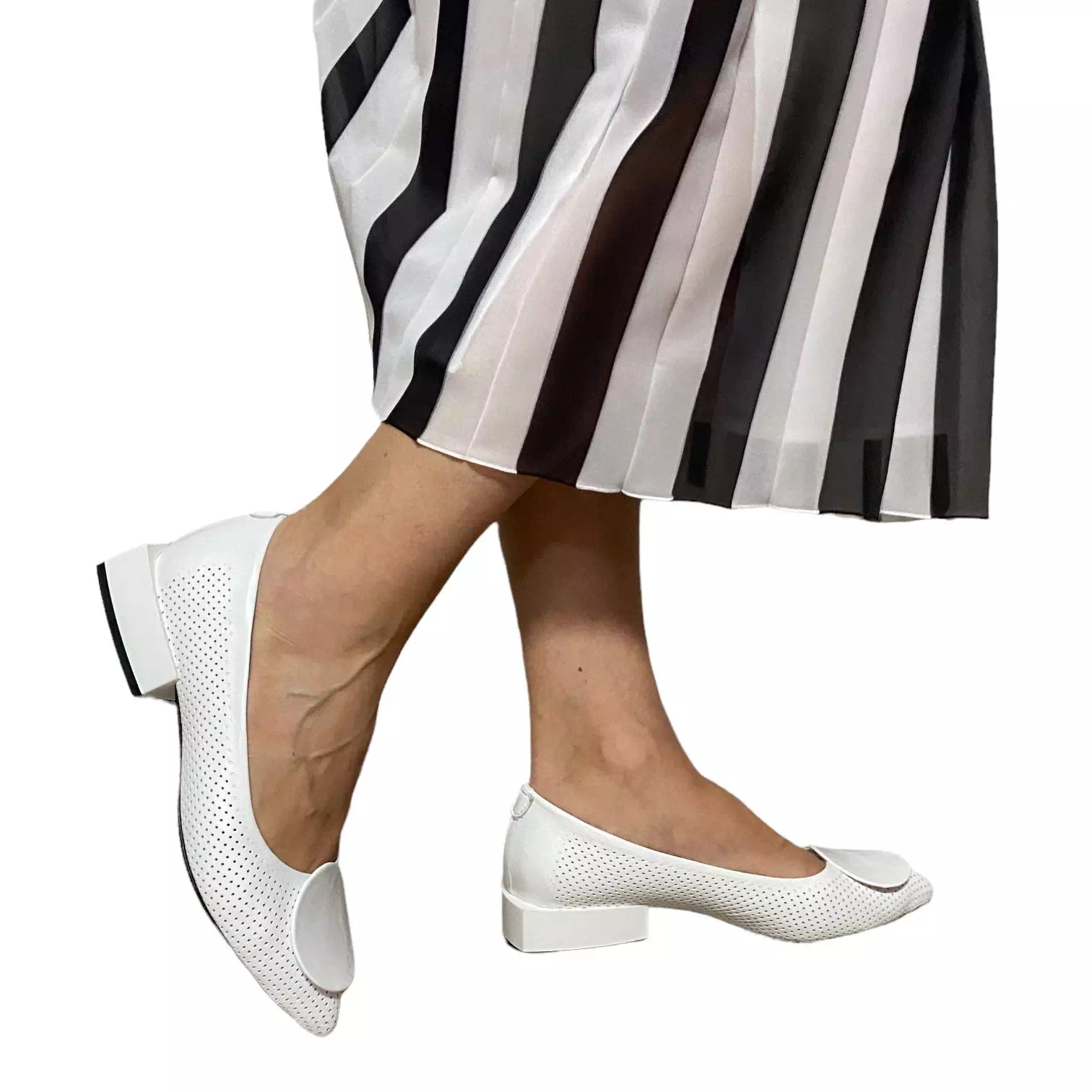 Pantofi Raxela albi cu perforatii si accesoriu