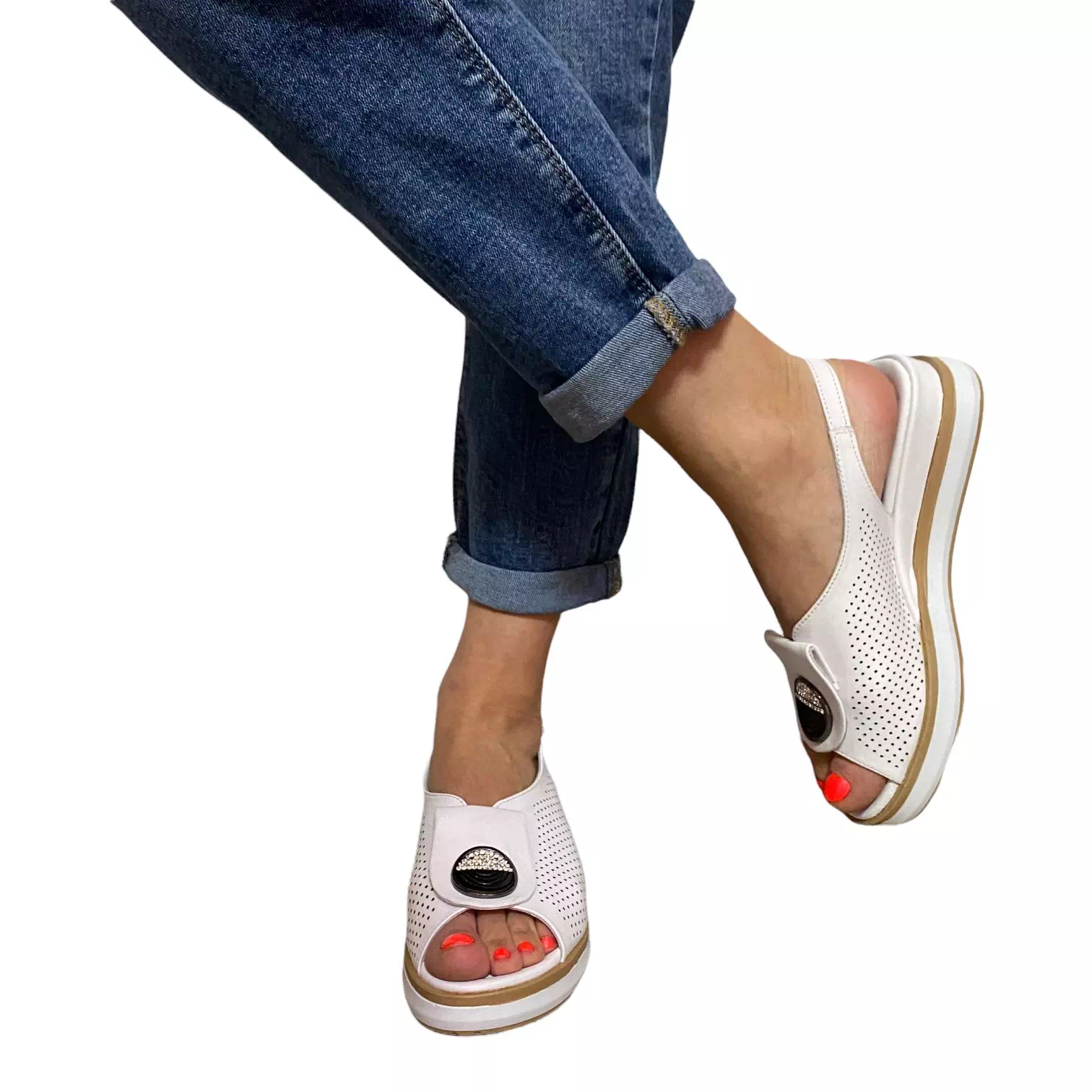 Sandale albe cu perforatii si accesoriu stralucitor
