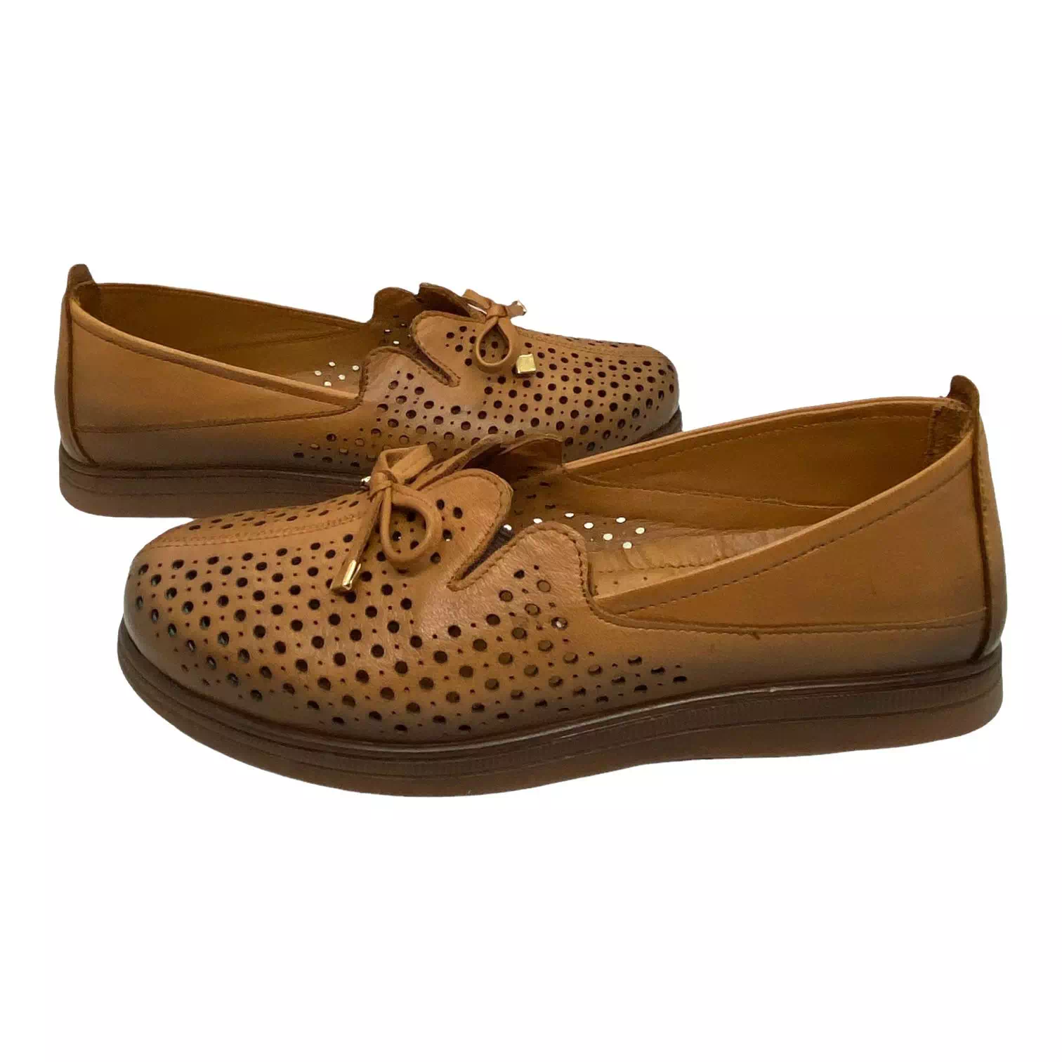 Pantofi maro cu perforatii si accesoriu tip siret