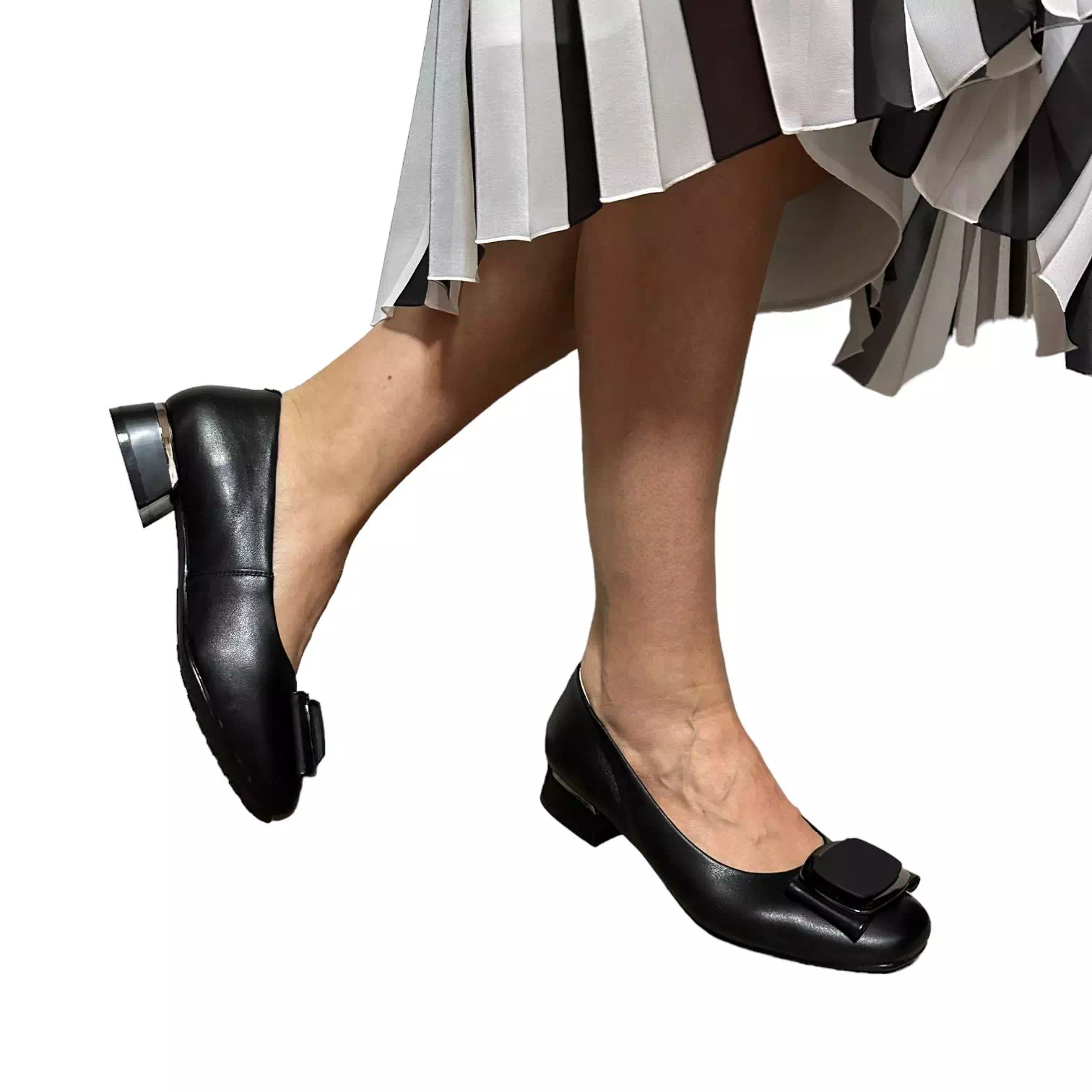 Pantofi negri cu accesoriu si detaliu metalic la toc