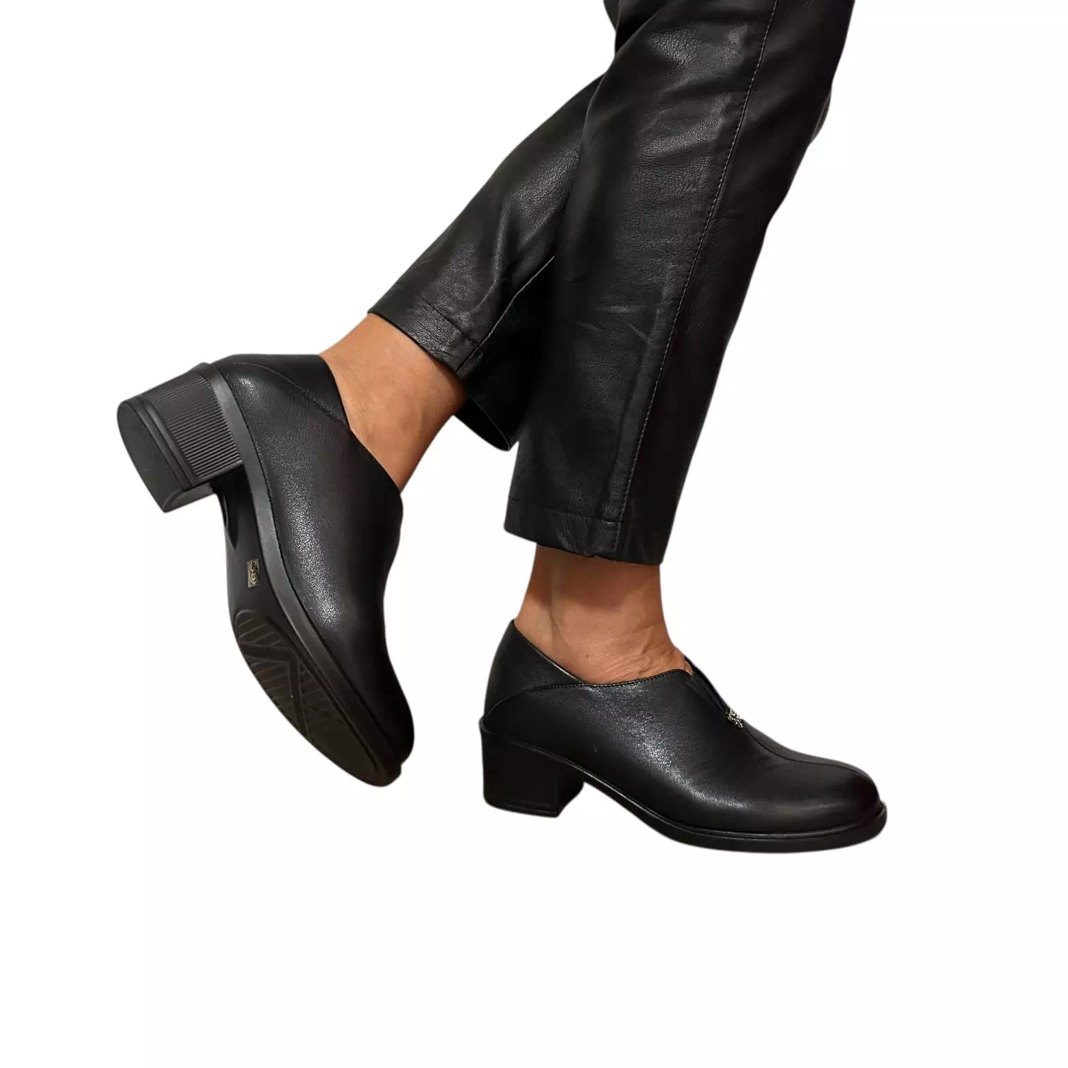 Pantofi negri slip in cu detaliu