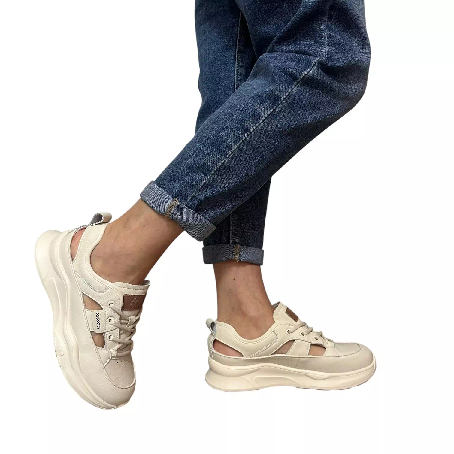 Pantofi crem cu siret si decupaje