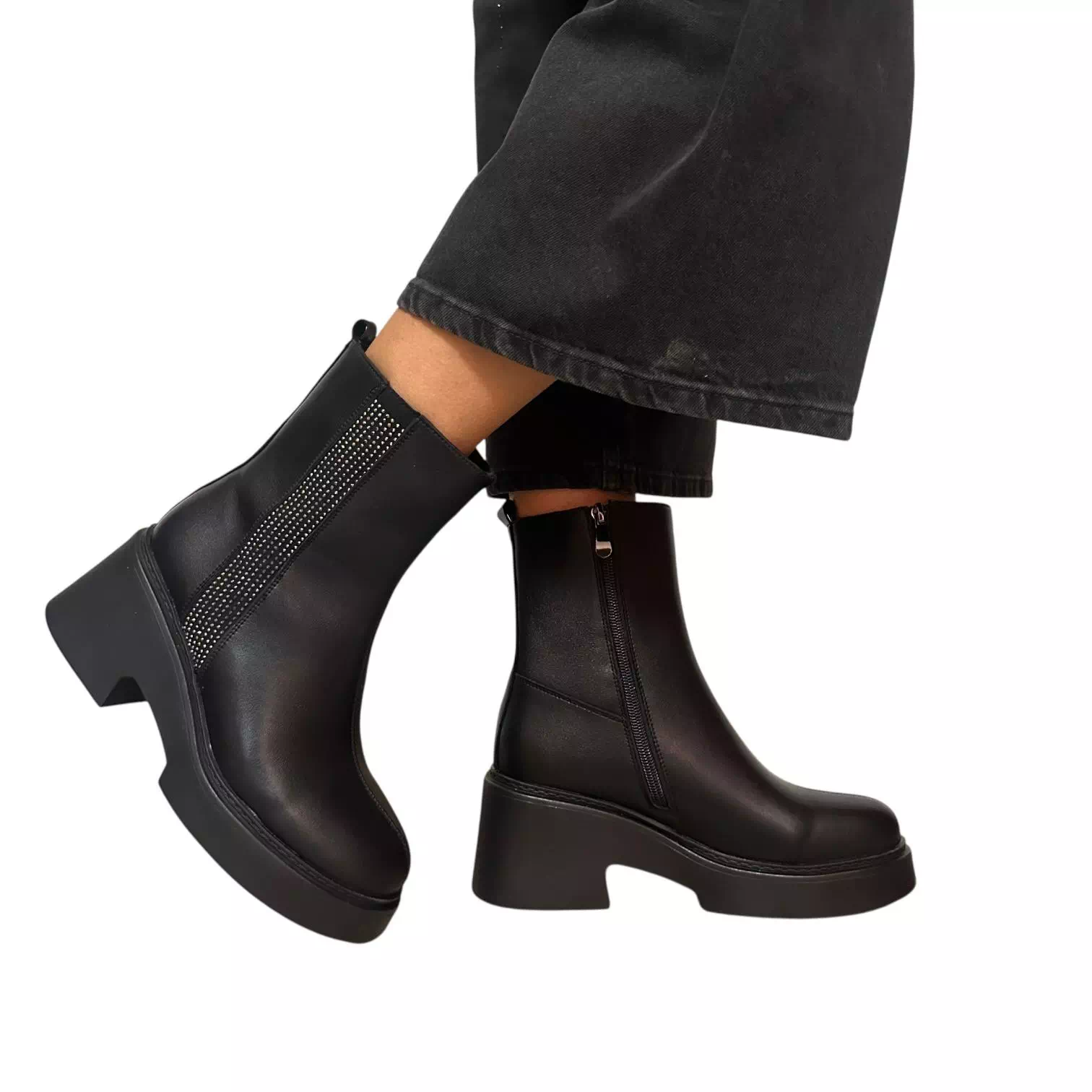 Ghete negre cu pietricele